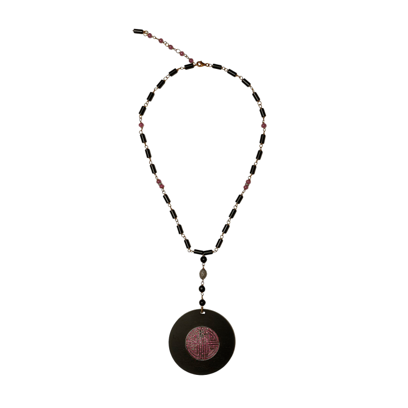 EBONY AND RUBY NECKLACE MOUNTED IN GOLD.